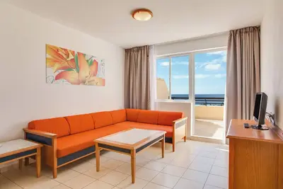 Image de Appartement sur la plage avec piscine, terrasse, balcon, vues fantastiques et Wi-Fi