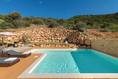 Image de Luxueuse maison de vacances avec terrasse et piscine, connexion internet et climatisation ; places de parking disponibles, petits animaux acceptés.