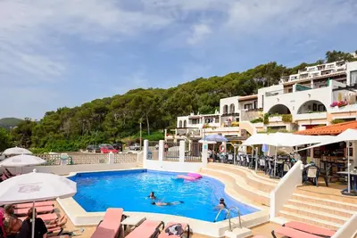 Image de Maison de vacances \"Casita en Cala Llonga\" avec vue sur la mer, jardin et piscine partagés
