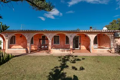 Image de Villa Serra en bord de mer pour animaux domestiques avec court de tennis privé