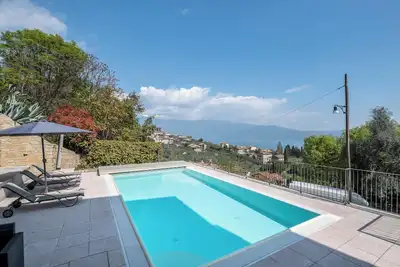Image de Villa fantastique avec piscine privée, vue sur le lac et terrasses ; garage double