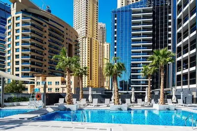 Image de Pelicanstay - Vue complète sur la marina et la piscine