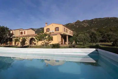 Maison jumelée avec Wi-Fi, climatisation, Jardin et piscine ; Animaux acceptés ; Parking disponible
