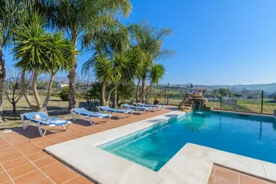 Image de Villa spectaculaire avec piscine, terrasses, jardin, Wi-Fi et climatisation.