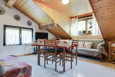 Image de Appartement \"Mansarda tra le Dolomiti di Brenta\" avec vue sur montagne et balcon