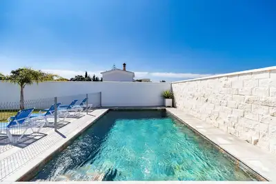 Image de Maison moderne avec piscine, terrasse, jardin et Wi-Fi