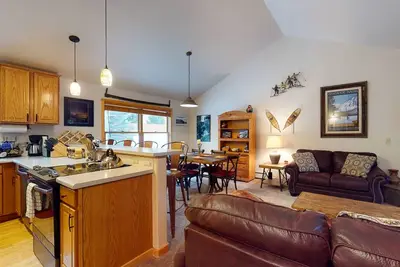 Image de Condo Keystone moderne avec foyer et laveuse / sécheuse. Proche des commerces et restaurants!