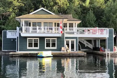 Image de Façade privée de 900 pi Lake Joseph, Port Sandfield, Hangar à bateaux, Couchers de soleil!