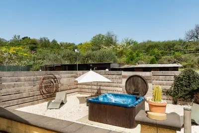 Image de Petite maison 'Etna Ranch' avec Wi-Fi, jardin et climatisation.