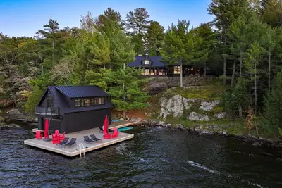 Image de Superbe chalet familial sur le lac Joe! De superbes couchers de soleil pour toujours! Court de tennis! Gym!