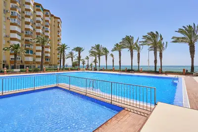 Image de Appartement sur la plage avec piscine, terrasse, vue sur la mer, climatisation et Wi-Fi