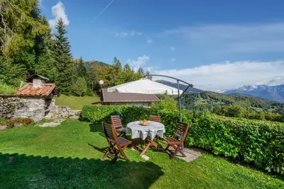 Image de Maison de vacances rustique \"Baita Nido tra i Monti\" avec vue sur les montagnes et terrasse