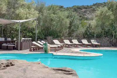 Image de Cottage avec jardin, terrasse, climatisation et piscine partagée