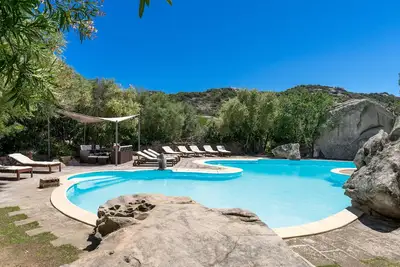 Image de Maison de vacances avec jardin spacieux, terrasse et piscine