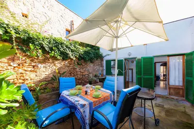 Image de Maison de ville avec cour intérieure idyllique – Ca Sa Padrina