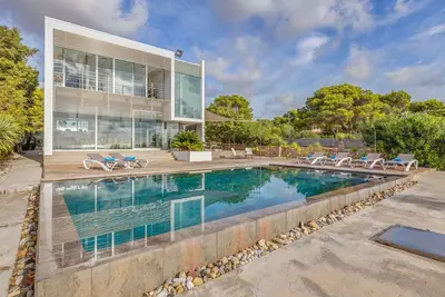 Image de Villa moderne Es Pas au bord de la mer avec piscine, terrasses, Wi-Fi et climatisation ; parking disponible dans la rue.