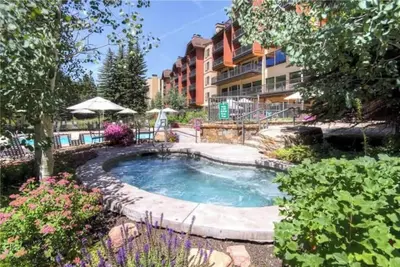Image de Vail Lion Square Lodge Condo de luxe skis aux pieds