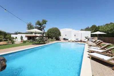 Image de Villa onirique avec piscine d'eau salée, Wi-Fi, verger et vue sur la montagne ; Parking disponible