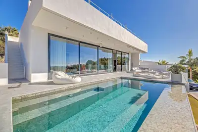 Image de Villa climatisée avec vue mer, piscine, jacuzzi, terrasse de toit avec équipements de sport, Wi-Fi.