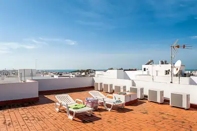 Image de Appartement climatisé très bien situé avec terrasse sur le toit et Wi-Fi ; animaux acceptés