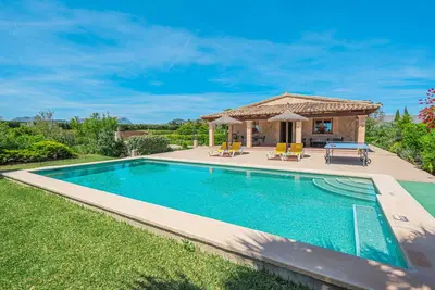 Villa traditionnelle avec piscine privée et jacuzzi.