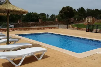 Image de Villa en pierre naturelle avec piscine et jardin