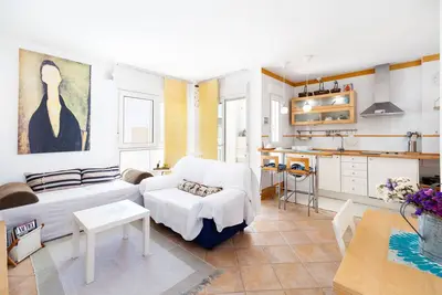 Image de Bel appartement avec emplacement central près de la plage, climatisation et balcon.