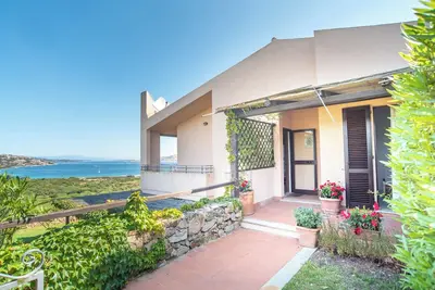 Image de Appartement de vacances avec vue panoramique sur la mer et balcon ; places de parking disponibles ; animaux domestiques admis.