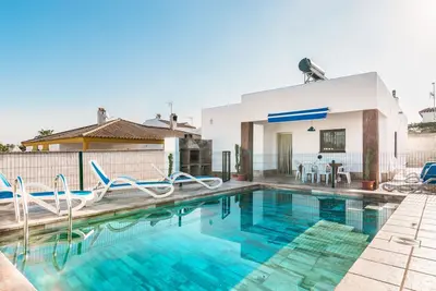 Image de Belle maison près de la plage avec piscine, terrasse et Wi-Fi