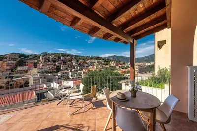 Image de Appartement \"Suite Home Simius\" proche de la plage avec terrasse, vue sur mer et climatisation