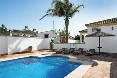 Image de Charmante maison Villanueva 4 avec piscine privée, jardin et Wi-Fi