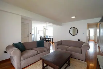 Image de Style industriel 3br avec vue Ocean emblématique