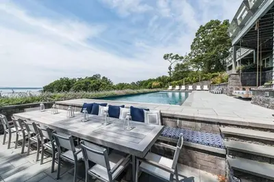 Image de Maison de plage spacieuse avec vue imprenable sur l'eau
