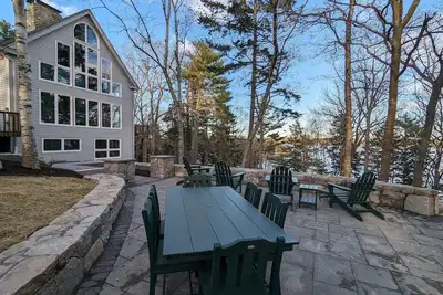 Image de Beautiful timber framed home with comfortable furnishings, on the ocean and close to Brunswick!