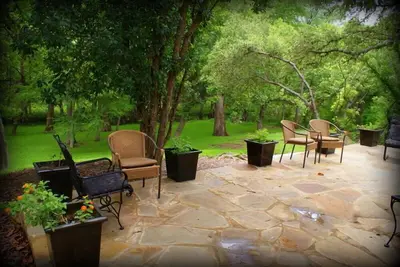 Image de Chalet romantique à droite sur le ruisseau Cypress!