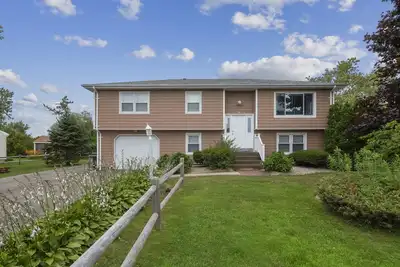 Image de Maison de 5 chambres à l'est avec l'air central - Marchez jusqu'à Scarborough Beach!