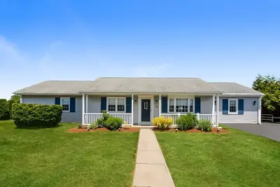 Image de Maison spacieuse à un niveau avec air central dans un aspect est