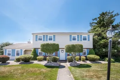Image de Air central, grande cour, chambres au premier étage, à pied de Scarborough Beach!