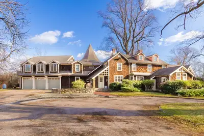 Image de Intimité abondante avec cette maison tentaculaire personnalisée sur 6+ acres - laissez-passer central, salle de jeux et plage