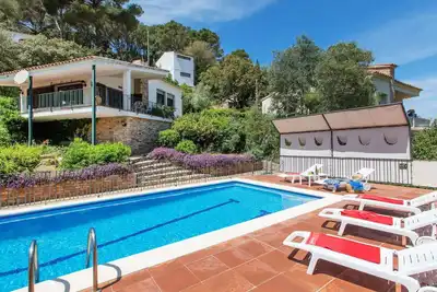 Image de Magnifique maison de vacances privée pour 6 personnes avec piscine privée, Tv et patio