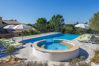 Image de Maison de vacances privée avec bain à remous, piscine privée, climatisation, Wifi, Tv, patio