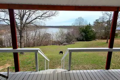 Image de 289 Scenic Lane Lakefront cabin w\/boat dock, large deck, and Keystone Lake views