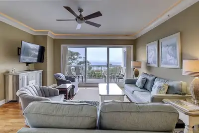 Image de Newly renovated oceanfront villa with views of the pool, lagoon, and ocean!