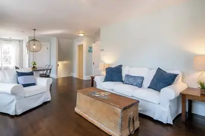 Image de Newport-Middletown Beach Loft! Marchez jusqu'à la plage d'Easton! Récemment rénové!