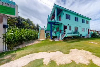 Image de Maison vibrante avec trois studios, avec cuisine complète, vélos pour adultes et WiFi gratuit! !