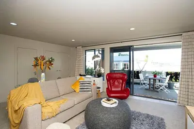 Image de Appartement situé au centre, privé et calme. Près de la plage!