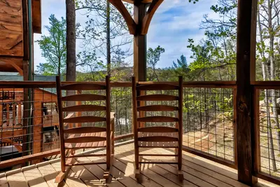 Image de Family Retreat: Luxury Cabin - 3 King Suites, Hot Tub & Fire Pit - Scenic Views