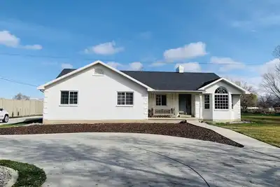 Image de Ferme moderne isolée au coeur de Léhi