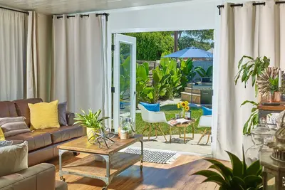 Image de Modern Clean Tropical Inspired House & Yard Centrally Located! Near Disney & La