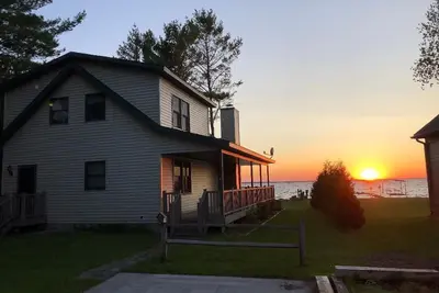 Image de Maison au bord de l'eau au coucher du soleil à Black Lake - 78 'plage de sable privée sur Prestine Black Lake